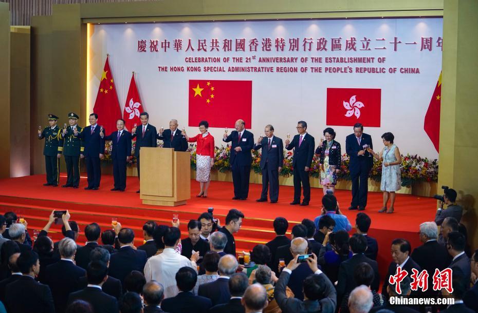 孙怡亮相纽约时装周，黑白拼色长裙简约飒爽，生图路透状态在线！